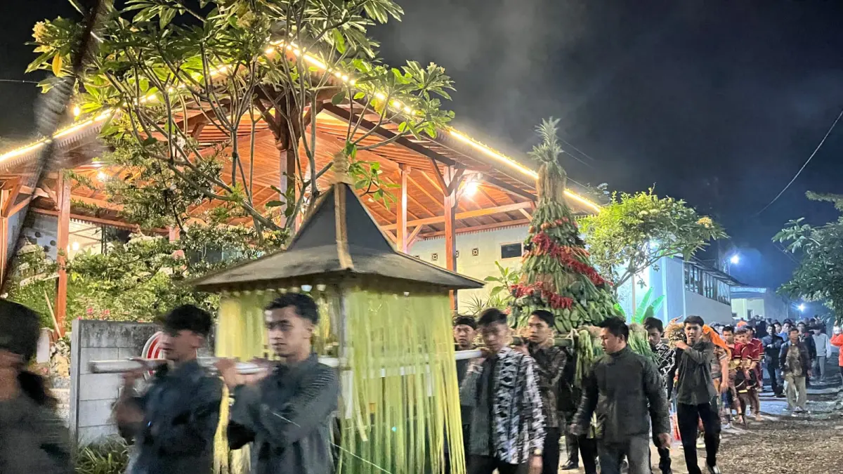 Merti Gunung di Lereng Lawu Karanganyar Serukan Harmoni Manusia dengan Alam, Ratusan Warga Hadiri Mapag Padhang Bulan