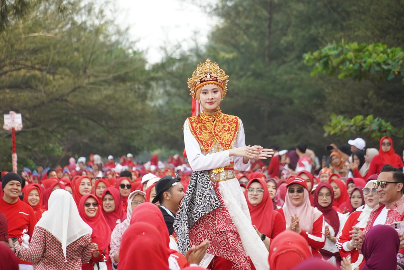20 Ribu Penari Pecahkan Rekor Dunia Tari Terpanjang di Festival Pantai Panjang 2026, Parade 3,6 Km Meriahkan Bengkulu