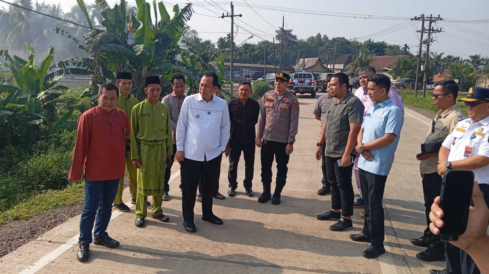 Bupati Muaro Jambi Cek Kualitas Jalan Baru Simpang Tebat Patah, Infrastruktur 1.366 Meter Diharapkan Pacu Ekonomi Warga Taman Rajo