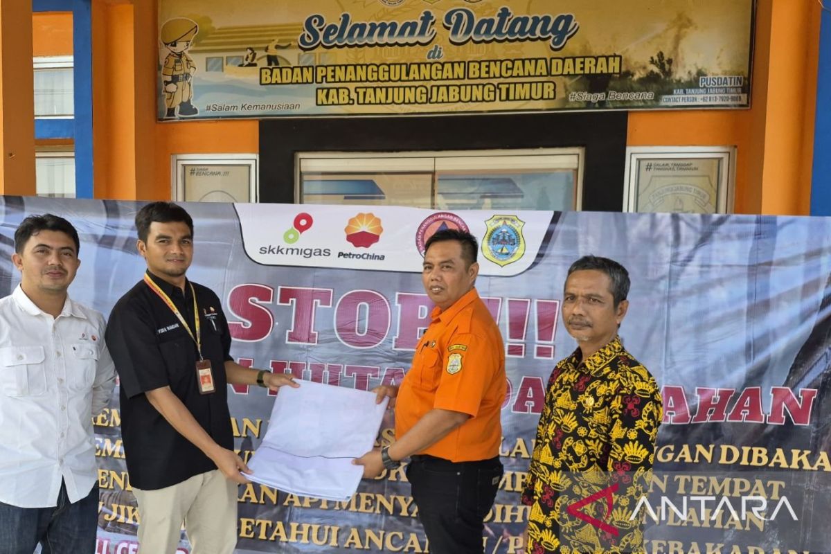 BPBD Tanjab Timur Terima 180 Unit APD dari PetroChina untuk Perkuat Pemadaman Karhutla di Lahan Gambut