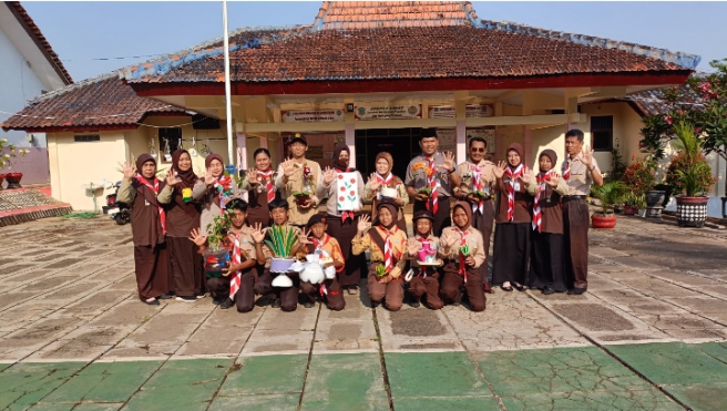 SMPN 5 Wonogiri Ubah Ribuan Botol Plastik Jadi Tempat Pensil dan Dekorasi, Ini Program Mas Karyo