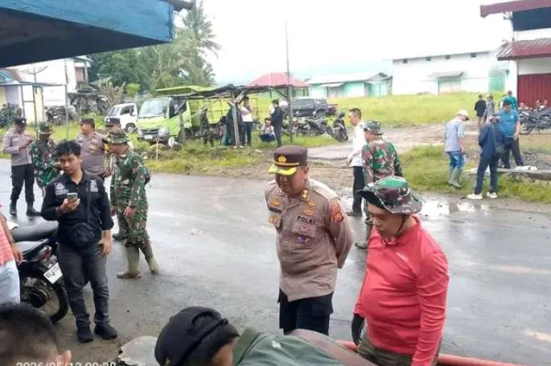 Bupati Lebong Azhari Turun Langsung Pimpin Kerja Bakti Bersihkan Lumpur dan Material Banjir di Desa Pelabuhan Talang Leak