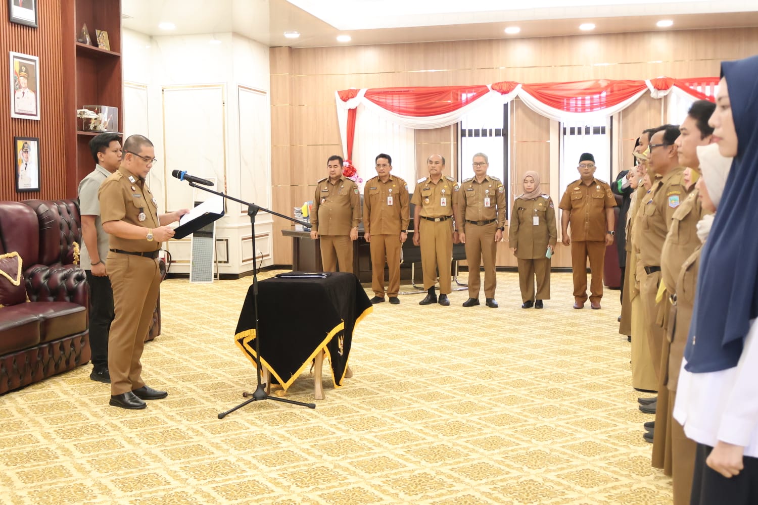 Pemkab Kotabaru Lantik 15 Pejabat Baru, 5 Administrator dan 10 Pengawas untuk Perkuat Birokrasi