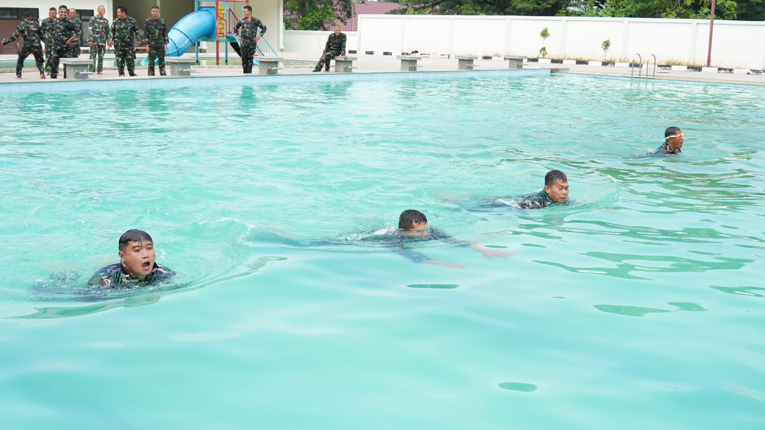 Latihan Renang Militer Kodim 1201/Mempawah, Letkol Czi Ali Isnaini Tekankan Kesiapan Tempur Prajurit di Medan Air