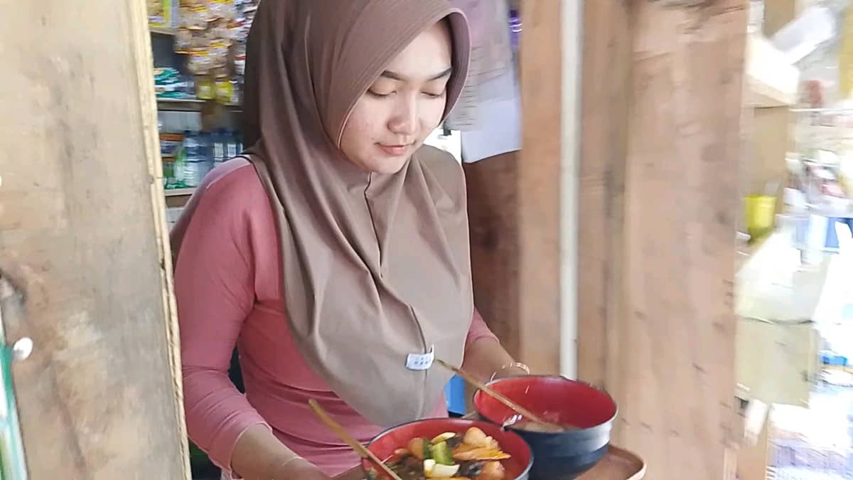 Mahasiswi Pangandaran Jualan Seblak demi Biaya Kuliah dan Bantu Keluarga, Omzet Capai Rp300 Ribu per Hari