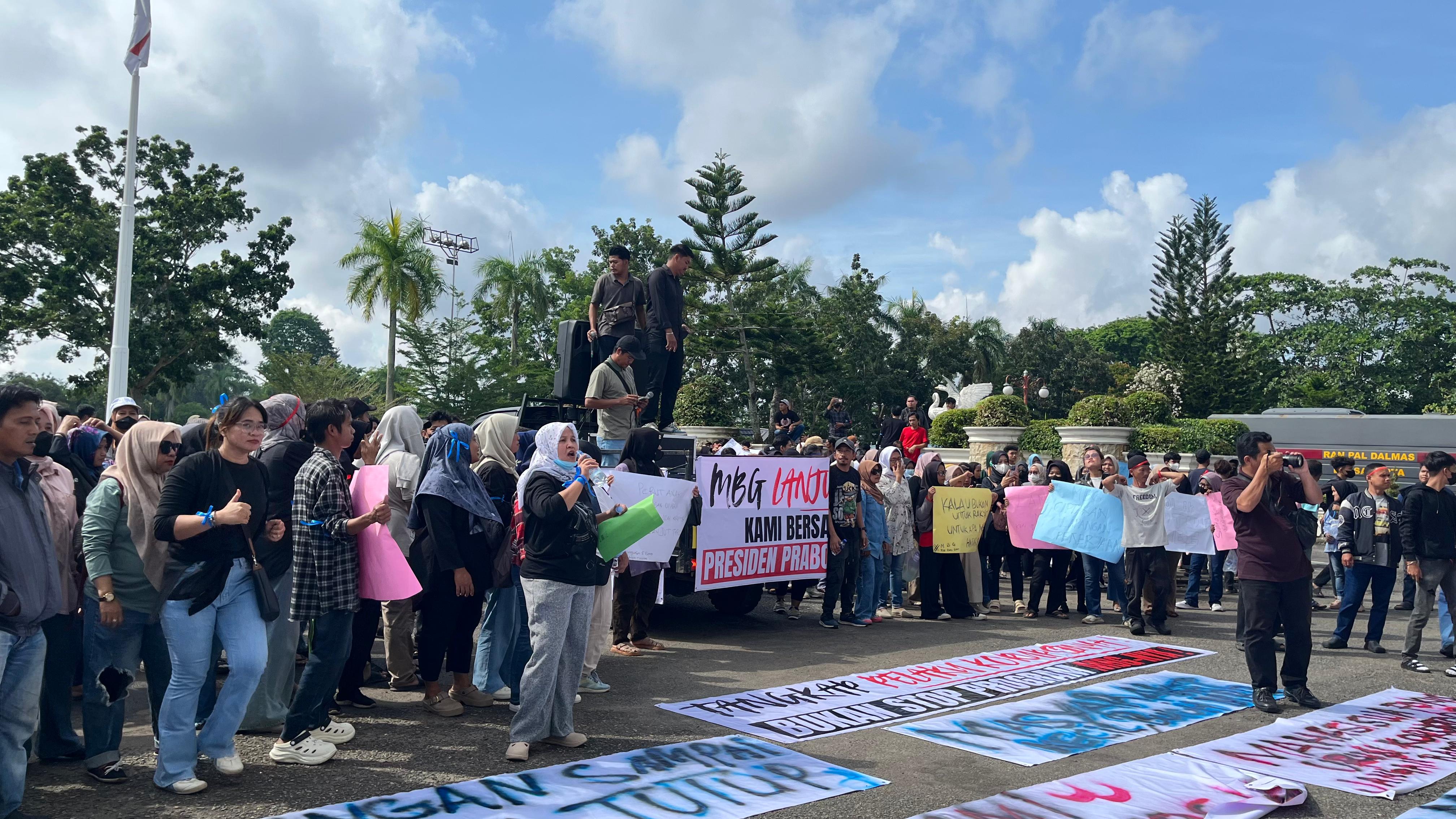 Ratusan Warga dan Orang Tua Siswa Datangi DPRD Jambi, Desak Program Makan Bergizi Gratis Tak Dihentikan