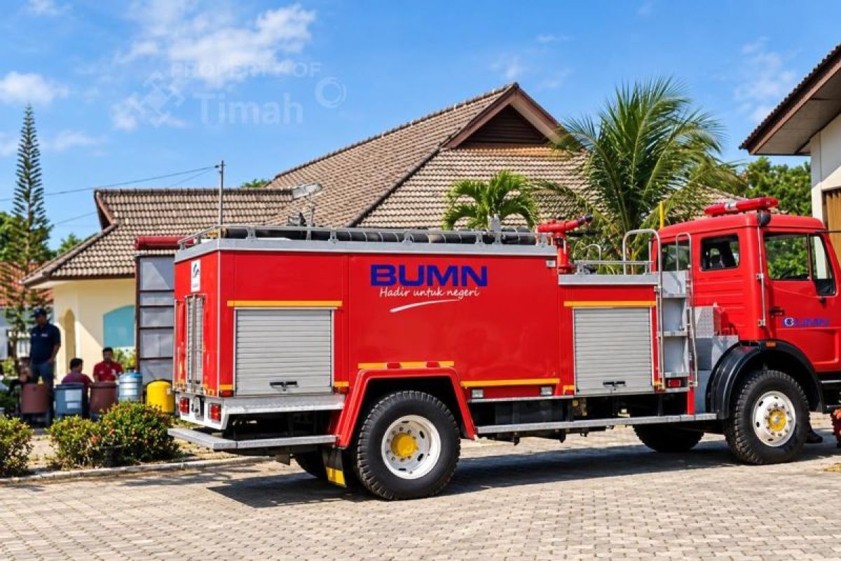 PT Timah Kerahkan Tim Rescue dan Mobil Damkar Bantu Padamkan Karhutla di Bangka Barat