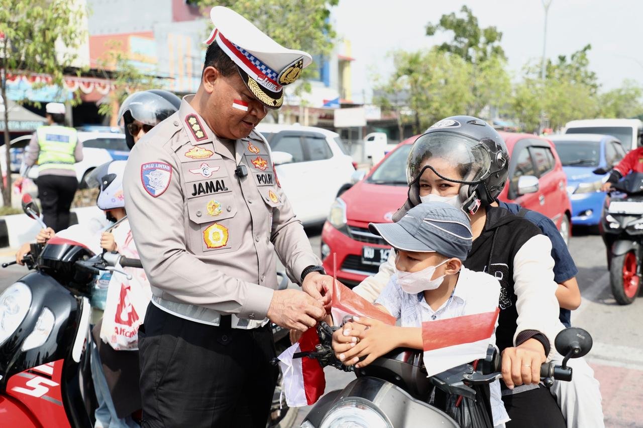 Ditlantas Polda Kaltara Bagikan 5.000 Bendera Merah Putih di 5 Kabupaten Kota, Polantas Karib Edukasi Tertib Lalu Lintas