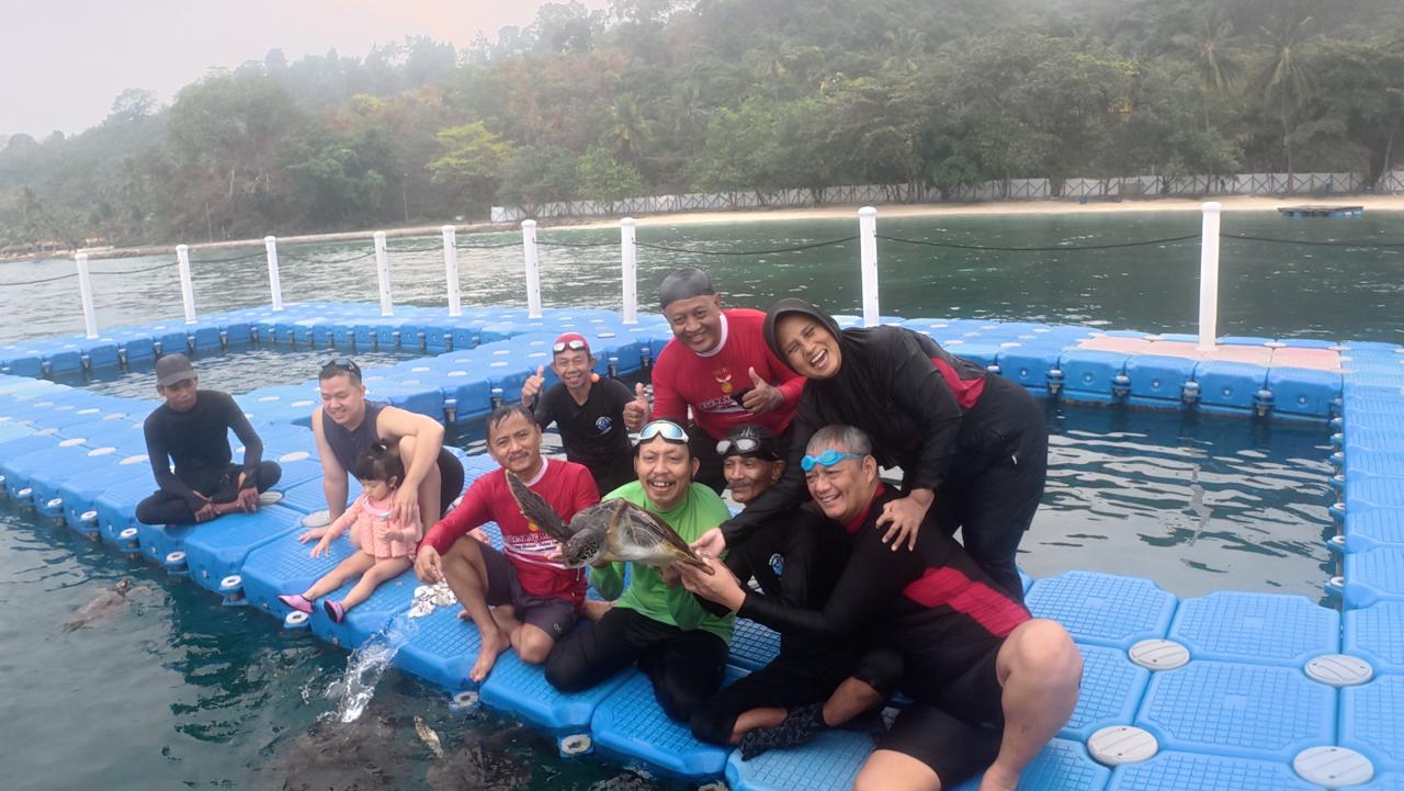 13 Perenang Komunitas Antar Pulau Taklukkan Ombak dan Hujan demi Capai Pantai Kyoto di Teluk Lampung