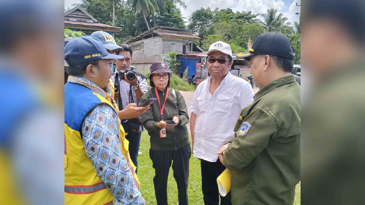Ridwan Bae Tinjau Jalan Rusak 30 Km di Muna, Janjikan Perbaikan Lewat Inpres Jalan Daerah