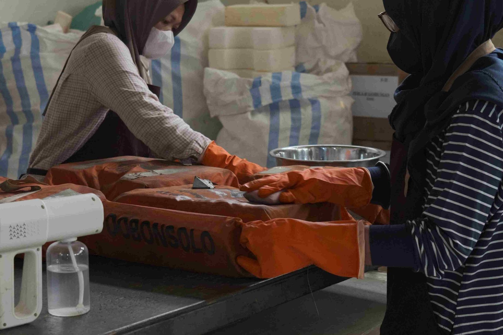 PELNI Bitung Tanam 200 Bibit Pohon dan Daur Ulang Life Jacket Jadi Tas-Sepatu, Libatkan 44 Persen Perempuan Pengrajin