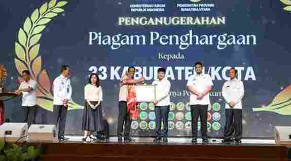 Wali Kota Tebing Tinggi Iman Irdian Saragih Raih Penghargaan dari Kementerian Hukum RI Atas Posbankum Desa