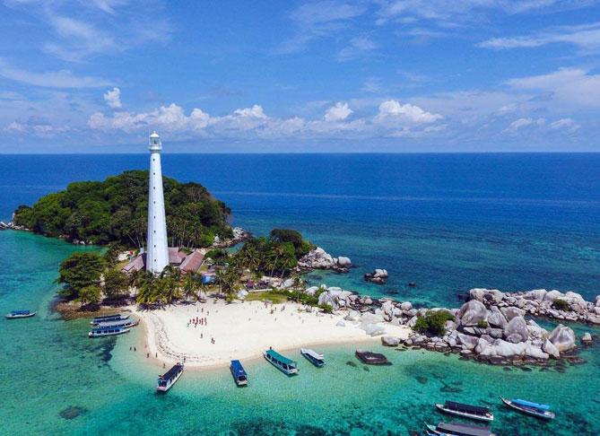 7 Destinasi Wisata Bangka Belitung: dari Pantai Pasir Putih hingga Danau Kaolin Bekas Tambang Timah