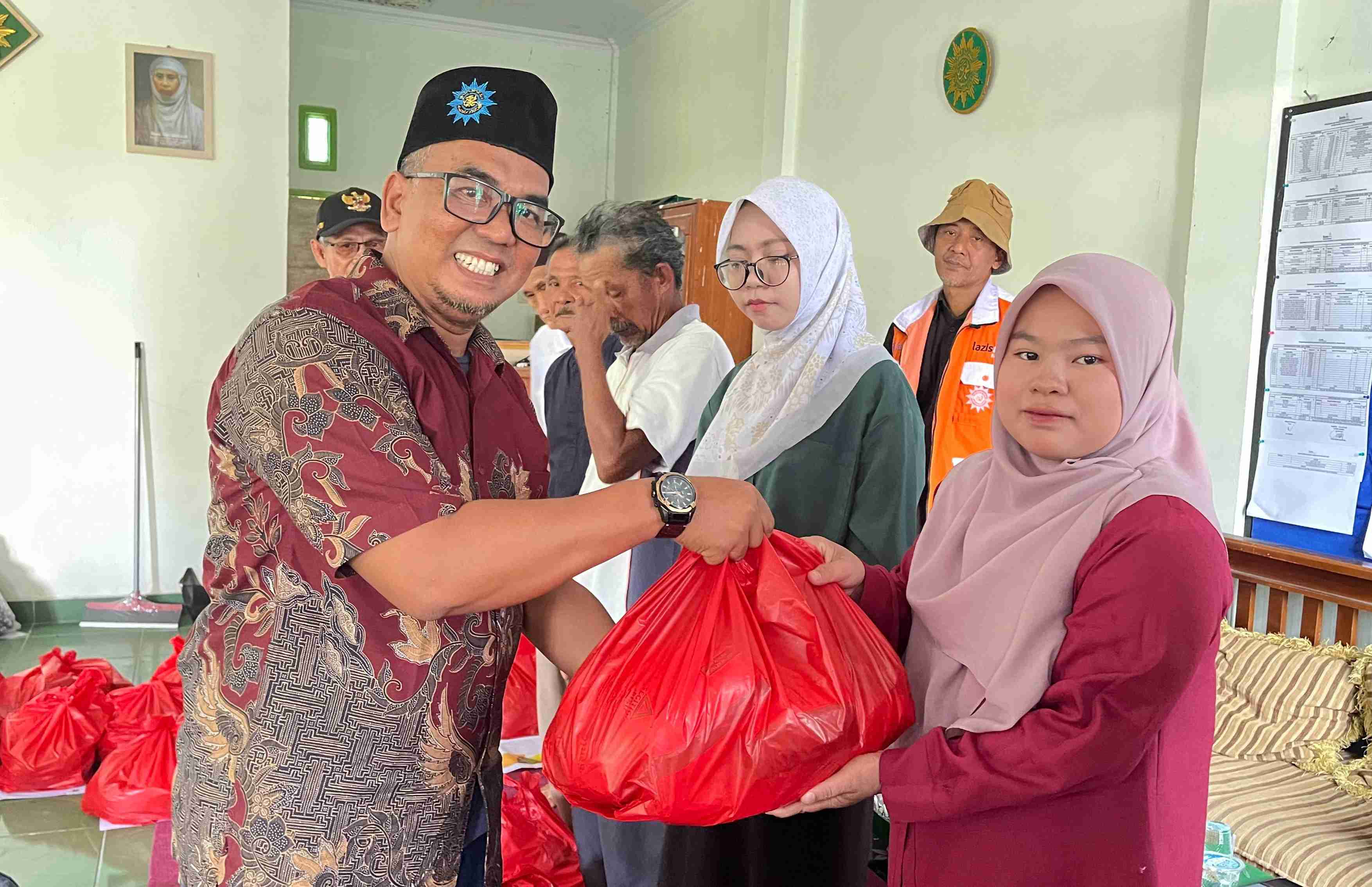 Lazismu Bangka Salurkan 42 Paket Sembako untuk Guru AUM dan Warga Jelang Idul Adha 1447 H