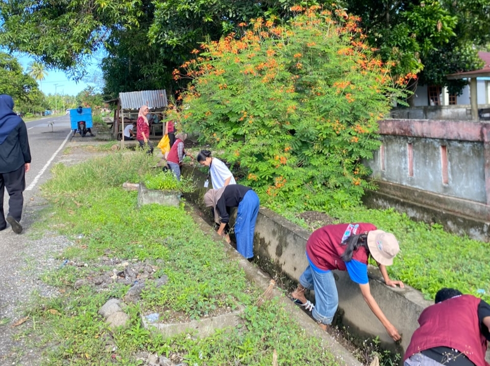 Mahasiswa KKSD UMMU Bersihkan Selokan di Desa Tului, Antisipasi Banjir Saat Musim Hujan