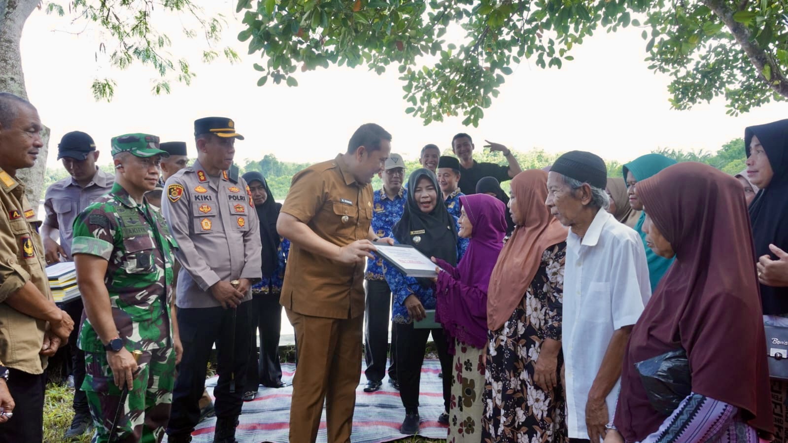 Bupati Merangin Salurkan Keramba Apung dan Listrik Gratis untuk Suku Anak Dalam, Targetkan Transformasi Ekonomi