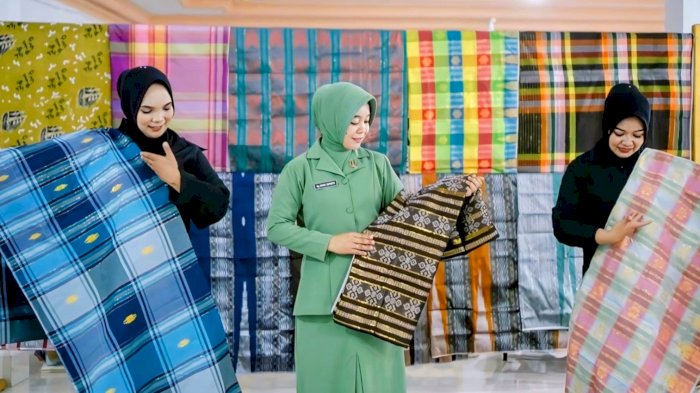 Persit Wajo Bawa Tenun Sutera Sengkang ke Balai Kartini Expo 2026