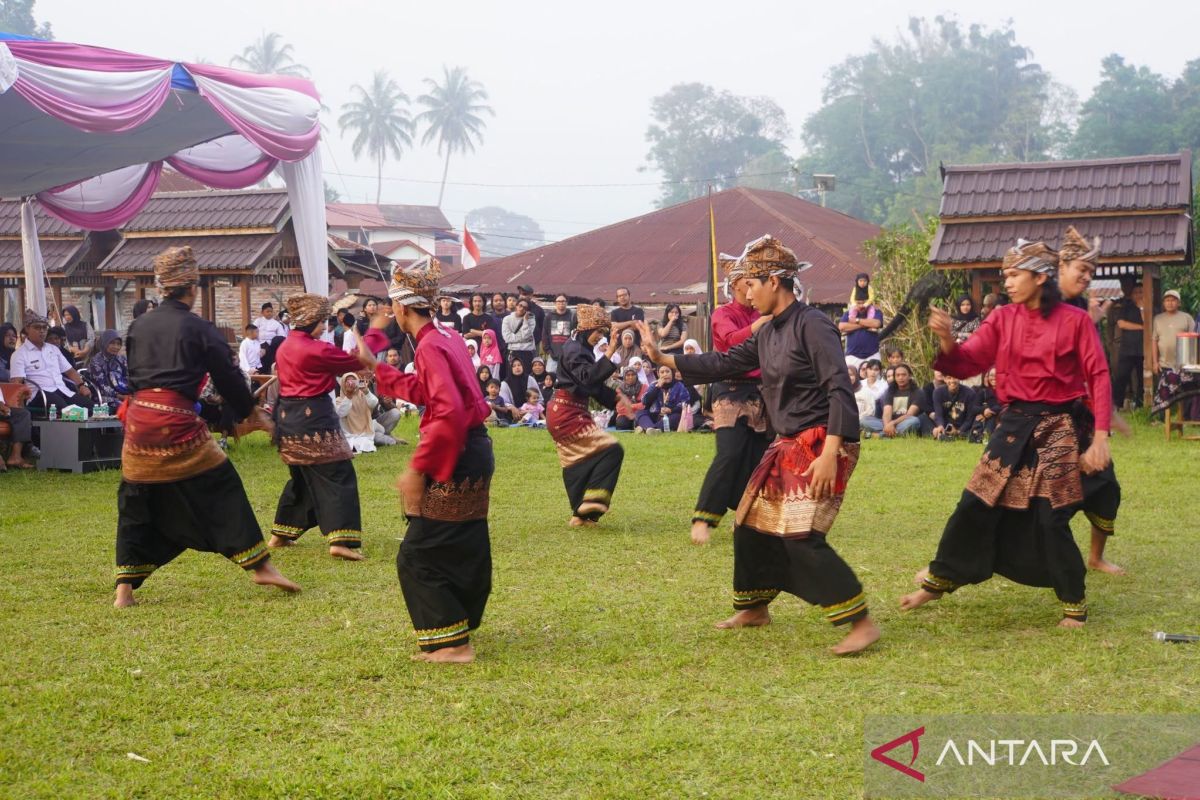 12 Mahasiswa dari 6 Kampus Pentaskan Randai di Kubu Gadang Usai Belajar Bareng Maestro Mak Katik