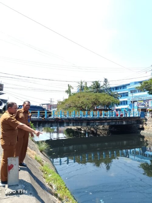 Tumpukan Sampah di Kanal Makassar Viral, Dua Kecamatan Turun Tangan Bersihkan dan Bantah Isu Program Pilah Sampah