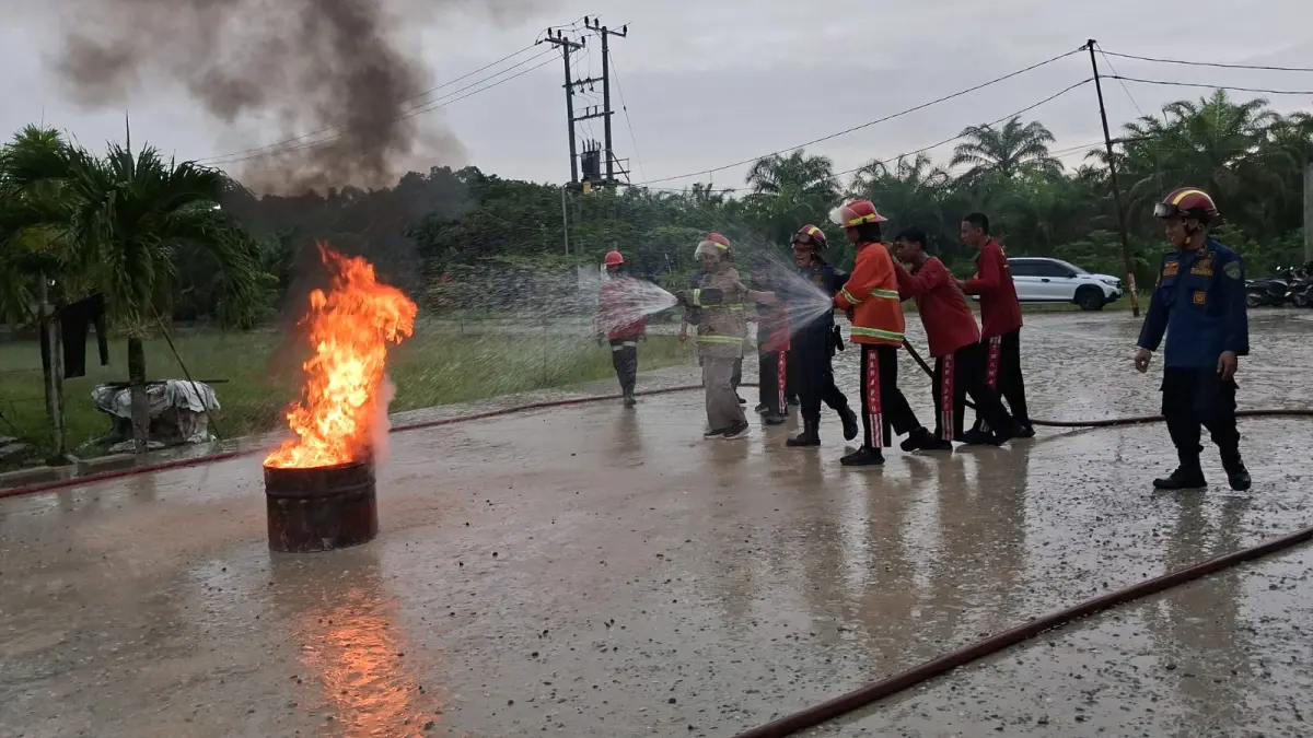 Ratusan Siswa SMKN 4 PPU Dibekali Keterampilan Pemadaman Kebakaran oleh PT WKP dan DPKP Waru