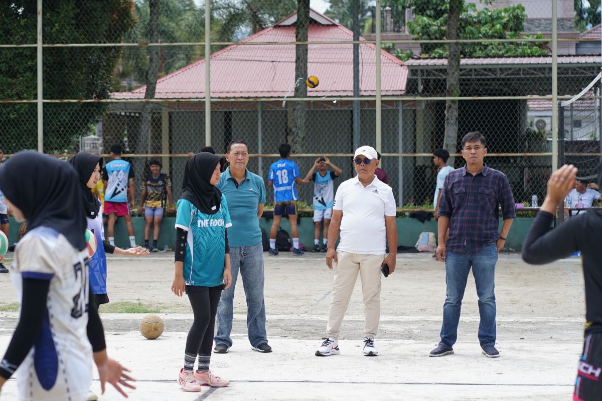 Ketua KONI Agam Edi Busti Turun Langsung Pantau Seleksi Atlet Bola Voli Porprov 2026 di Lubukbasung