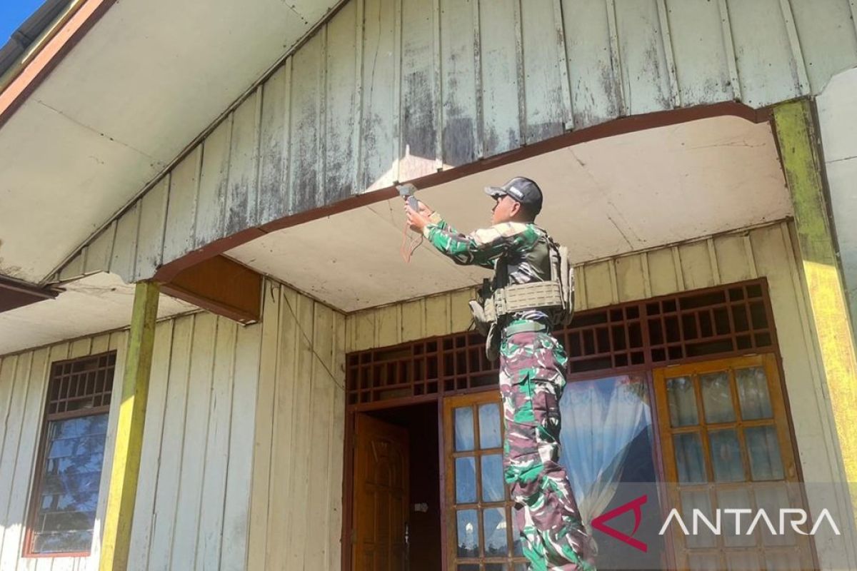 Satgas Yonif 511/DY Perbaiki Instalasi Listrik Rumah Warga di Kampung Wenam Lanny Jaya yang Padam Akibat Korsleting