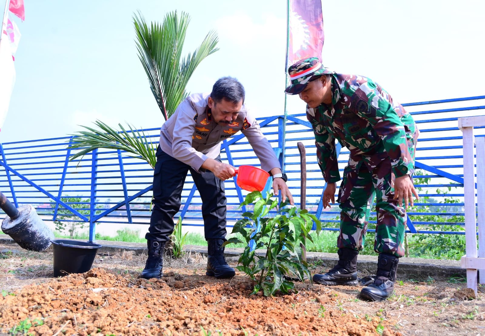 Sinergi TNI-Polri di Jambi: Tanam Ribuan Bambu di RTH Putri Pinang Masak, Investasi Ekologis Cegah Longsor