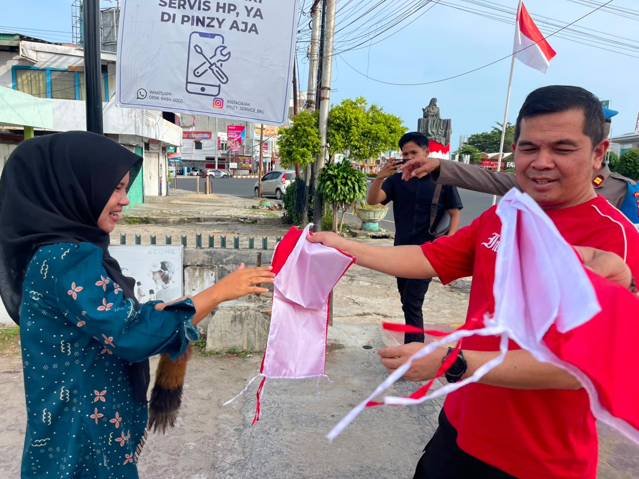 5.000 Bendera Merah Putih Dibagikan di Simpang 5 Bengkulu, Kapolresta: Wujud Cinta NKRI