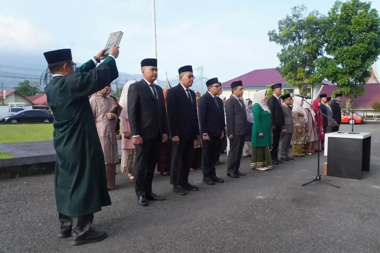 Wali Kota Padang Panjang Hendri Arnis Lantik 38 Pejabat Eselon III dan IV, Instruksikan Inovasi dan Pembinaan Staf
