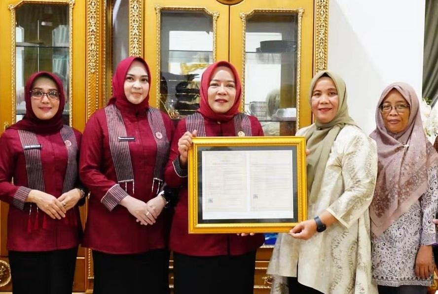 Motif Nanas Jadi Ikon Batik Prabumulih, Kantongi Hak Cipta dari Kemenkum untuk Lindungi Perajin UMKM