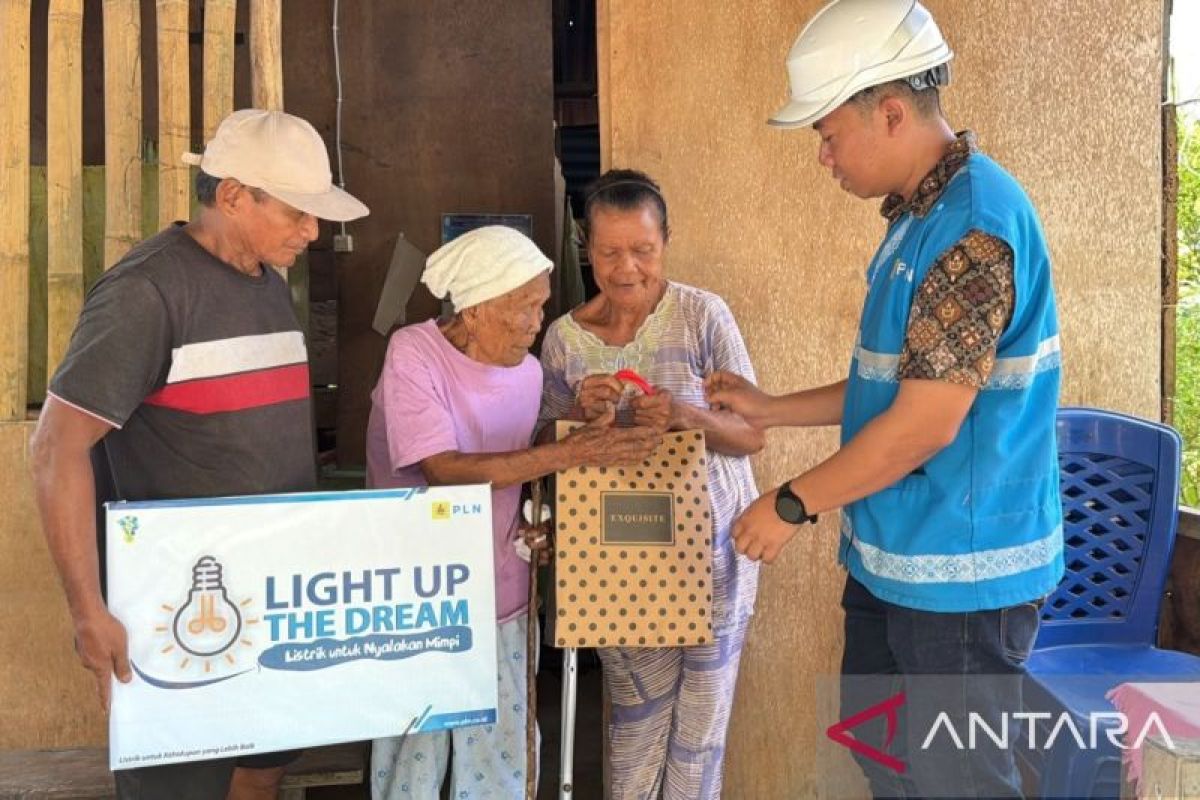 PLN Suluttenggo Pasang Listrik Gratis untuk Warga 3T di Talaud, Harapan Baru Ibu Gritje di Desa Tule