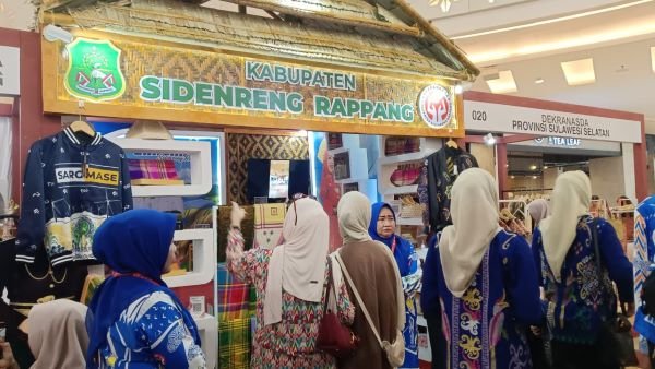 Kain Tenun Lipa Garussu Sidrap Diperkenalkan ke Publik di HUT Dekranas ke-46, Dibanderol Rp3 Juta-Rp5 Juta