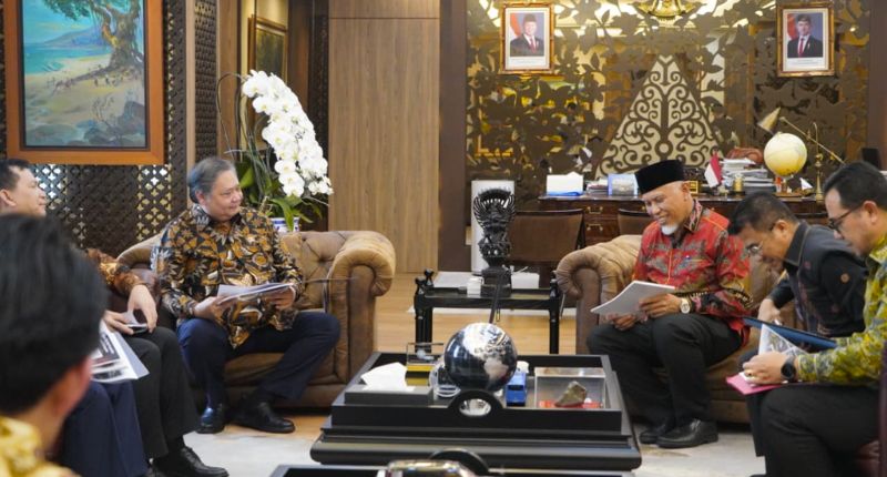 Gubernur Sumbar Mahyeldi Usulkan 3 Proyek Strategis ke Menko Airlangga, dari Pelabuhan Teluk Tapang hingga Reaktivasi Kereta Api