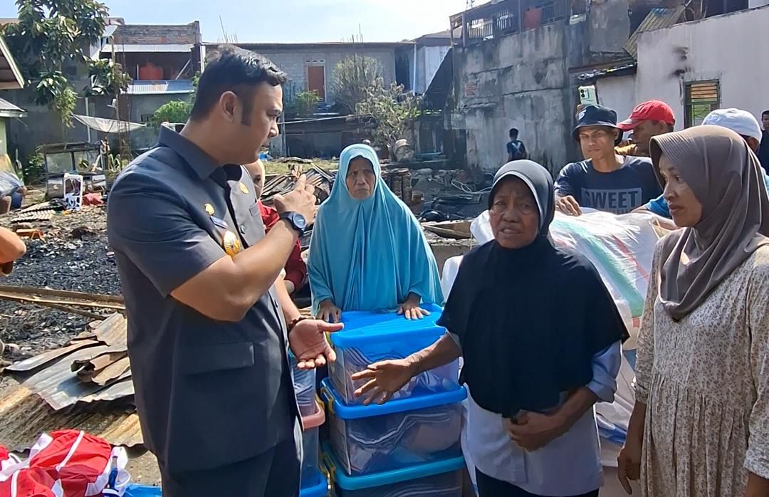 Kebakaran di Padang Sibusuk Hanguskan Enam Bangunan, Bupati Sijunjung Turun Langsung Serahkan Bantuan