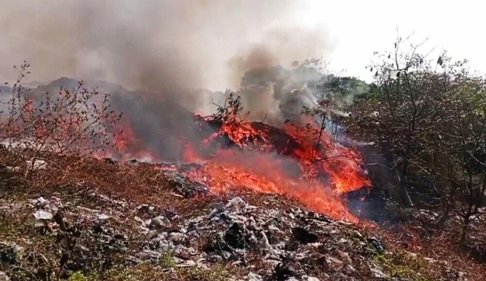 TPSA Ciniru Kuningan Terbakar Hebat, 4 Unit Damkar dan Bantuan TNI Dikerahkan Padamkan Bara di Tumpukan Sampah