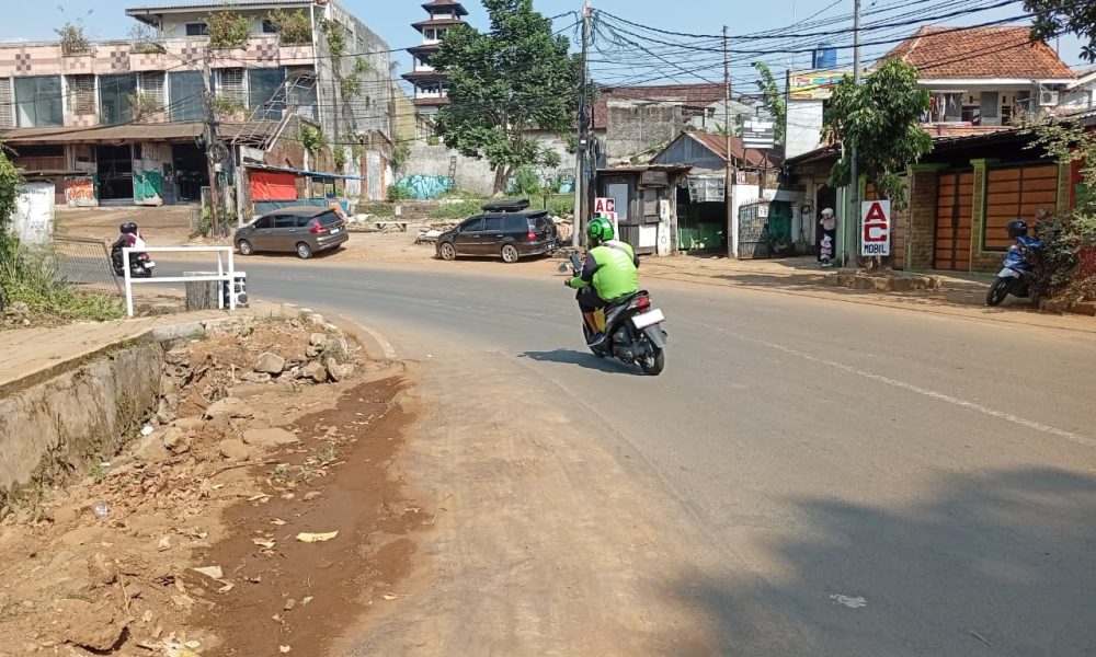 Wali Kota Bogor Dedie Rachim Tegur Kontraktor Proyek Trase Batutulis yang Abaikan Standar K3, Ceceran Tanah Bahayakan Pengendara