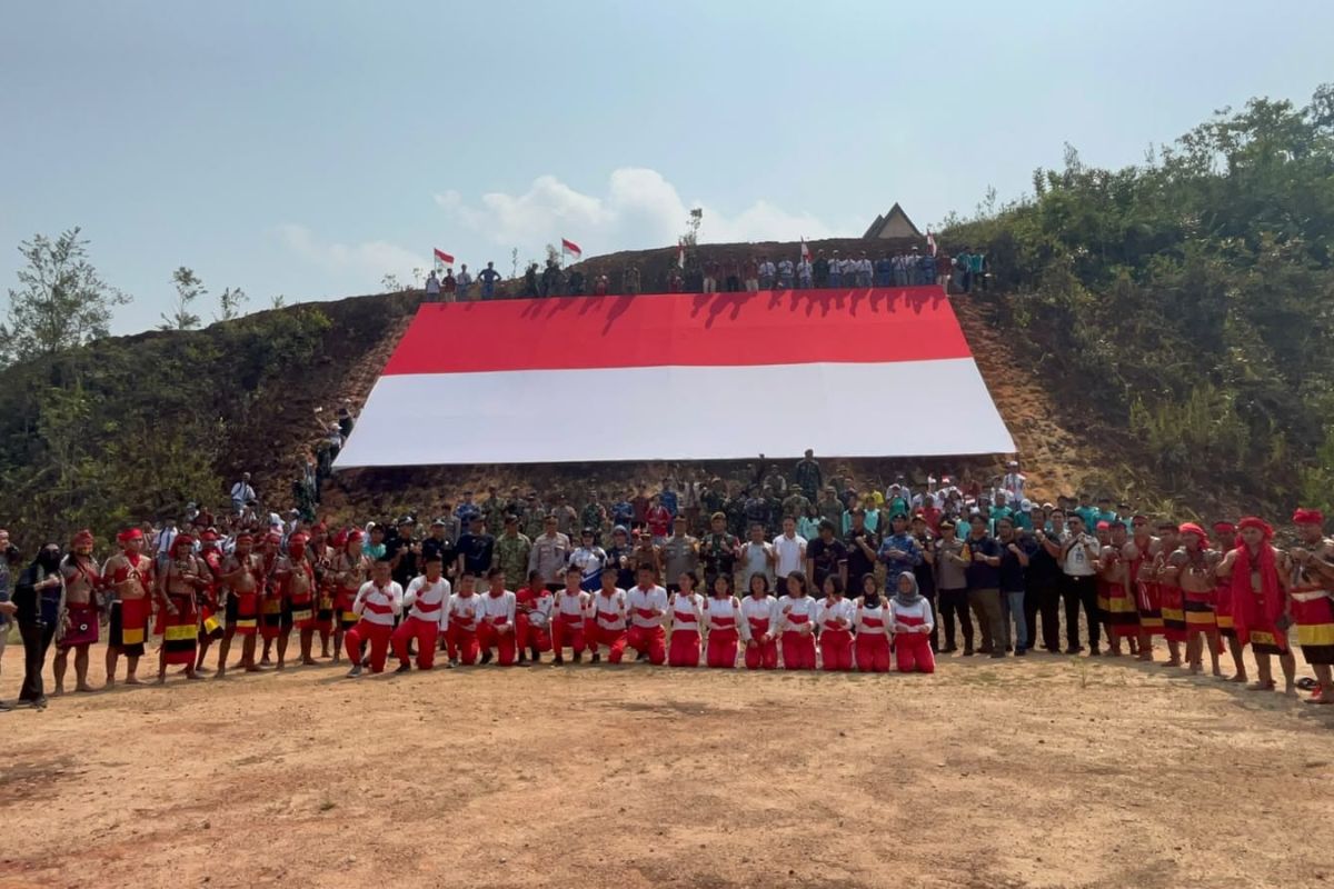 3.000 Bendera Merah Putih Kibar di Perbatasan Jagoi Babang, Warga Berjalan 4 Kilometer untuk Kedaulatan NKRI
