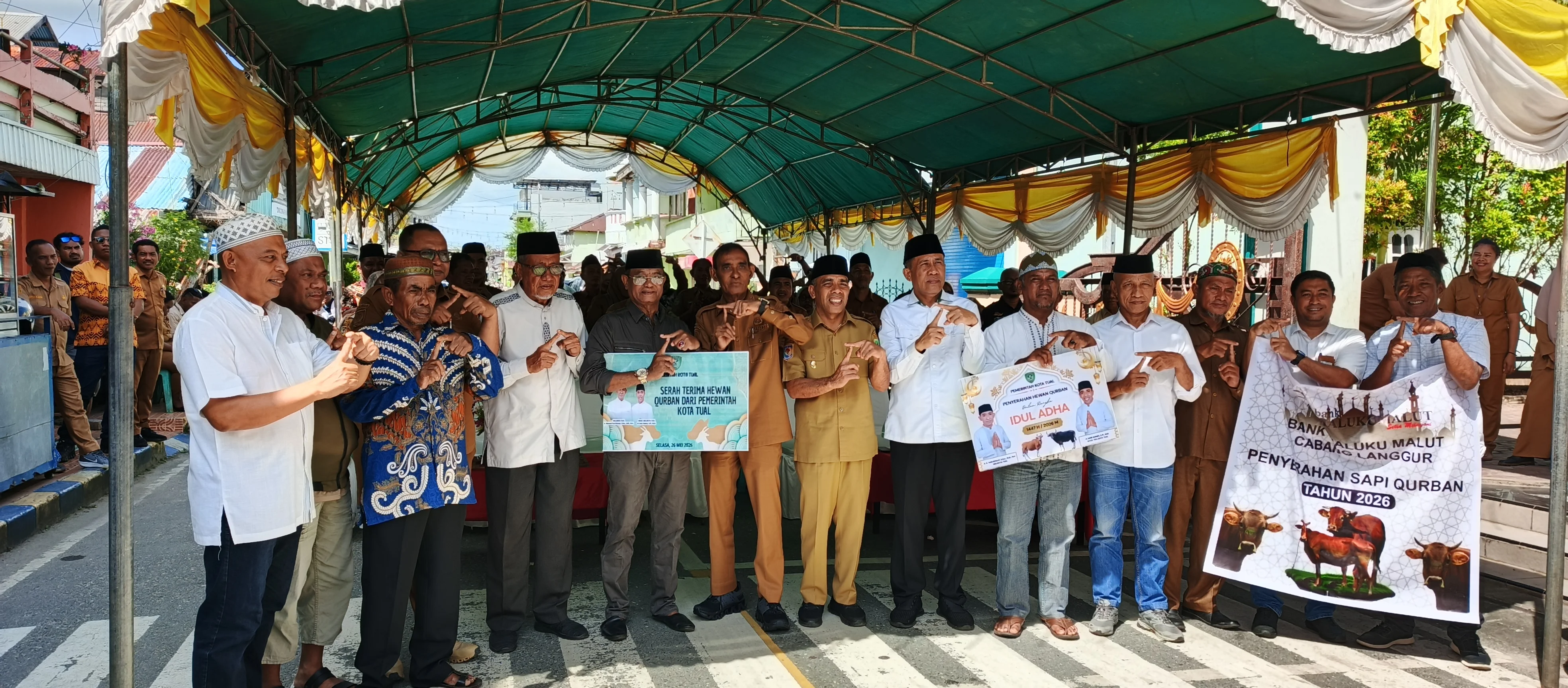 Pemkot Tual Salurkan 13 Ekor Hewan Kurban ke Sejumlah Masjid dan Warga Kurang Mampu