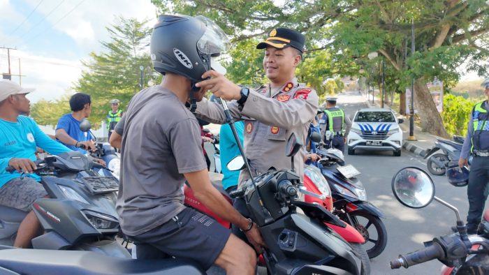 Polres Halmahera Tengah Bagikan Ratusan Helm SNI Gratis ke Pengendara, Tekan Pelanggaran Lalu Lintas