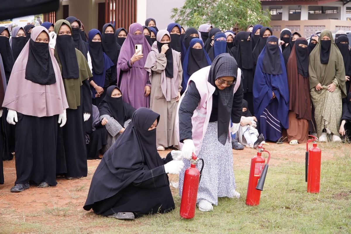 Srikandi PLN Batam Bekali 450 Santri di Pondok Pesantren Imam Syafi'i Kemampuan Tanggap Darurat Kebakaran
