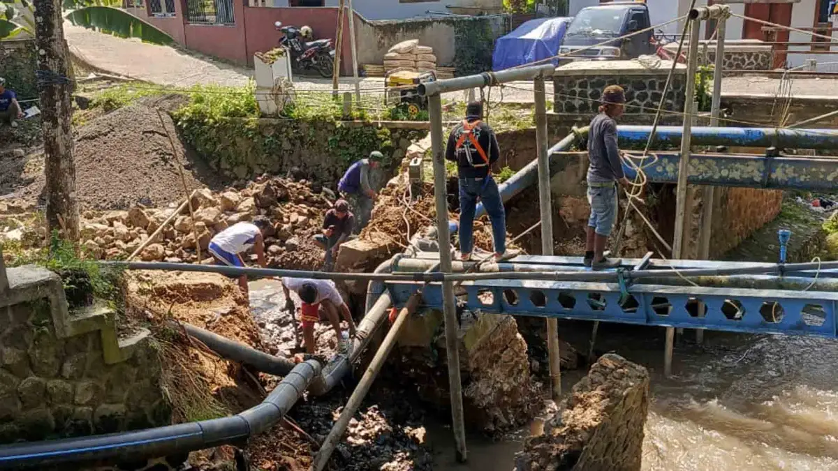 Perumdam TJM Sukabumi Perkuat Penyangga Jembatan Pipa di Parakansalak Pascalongsor, Targetkan Selesai Sebelum Hujan Besar