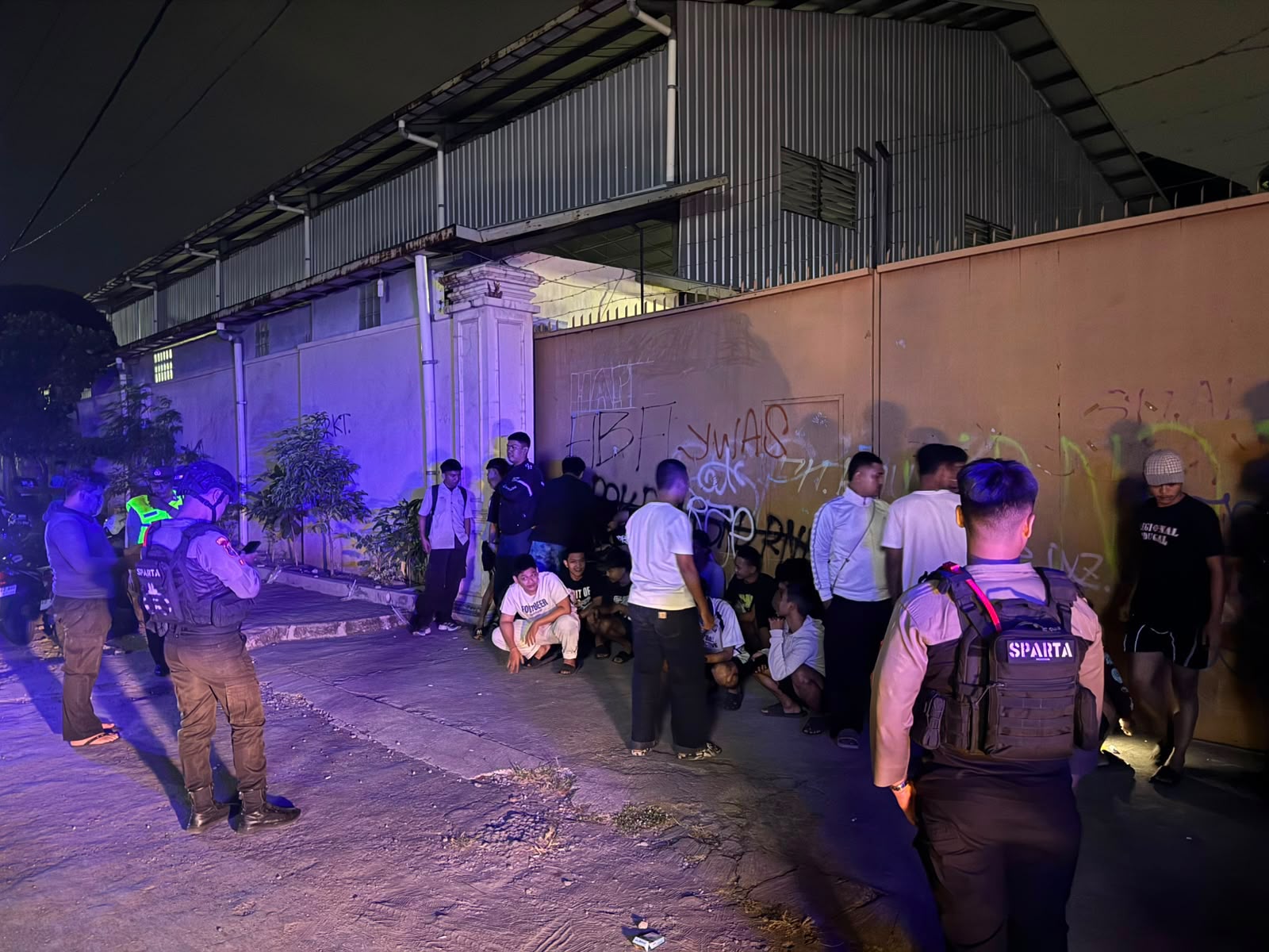 Polresta Solo Gagalkan Aksi Coret-coret 22 Remaja di Gerbang SMK Manahan, 18 Kaleng Pilox dan 14 Motor Diamankan