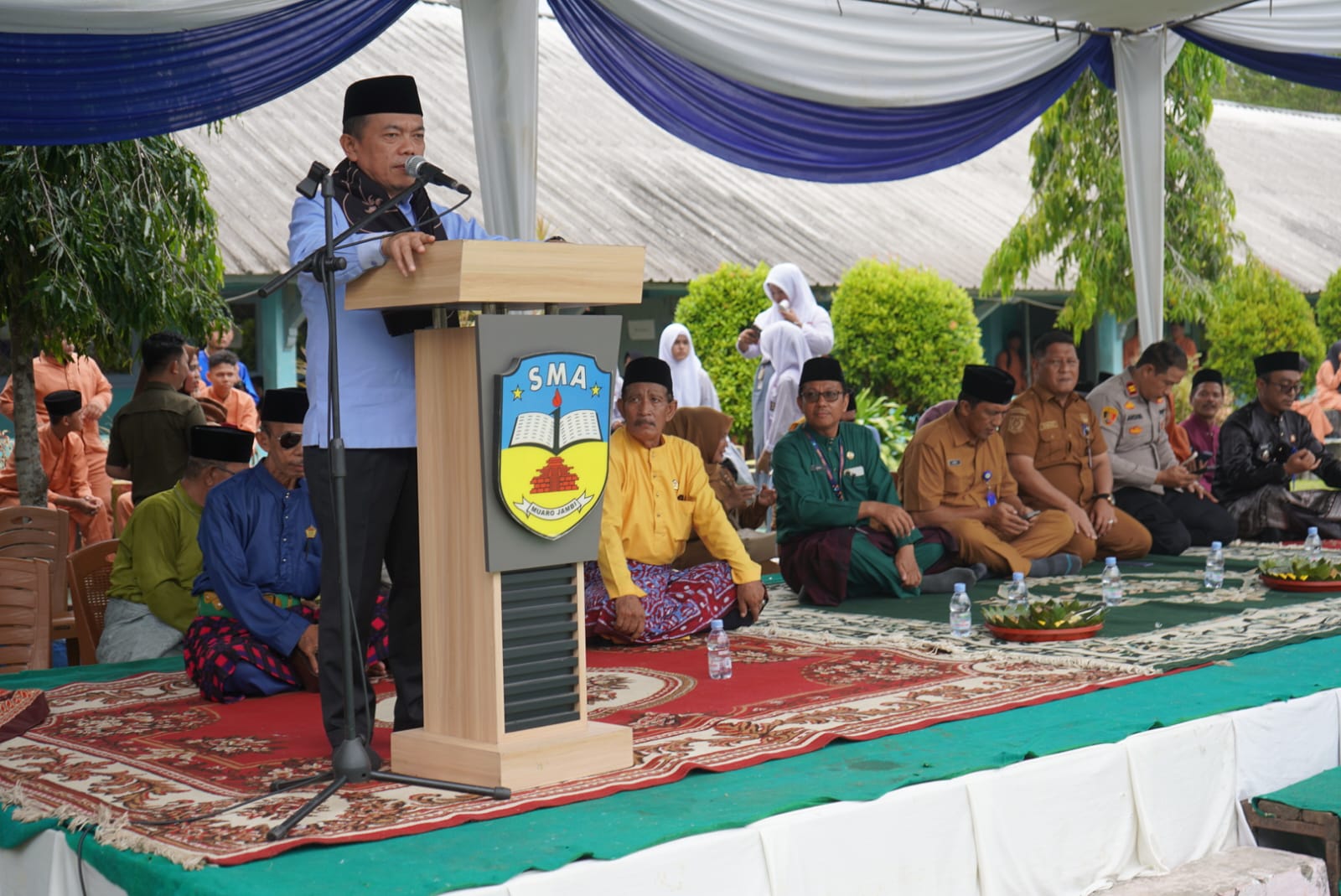 Gubernur Jambi Al Haris Apresiasi Penyerahan Murid Baru SMA Negeri 1 Muaro Jambi Secara Adat, Disiapkan Buku Muatan Lokal