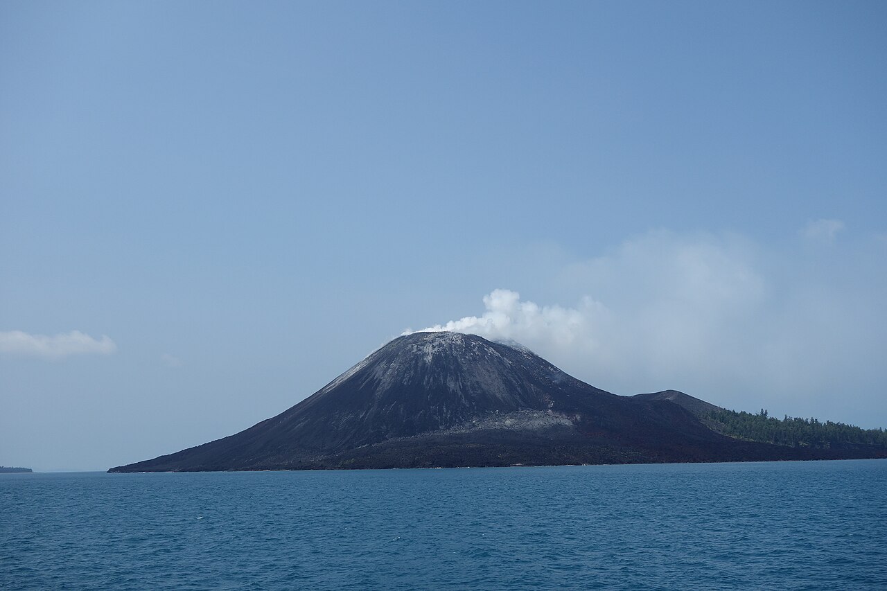 Gunung Anak Krakatau, Pulau Vulkanik yang Lahir dari Kaldera Letusan 1883
