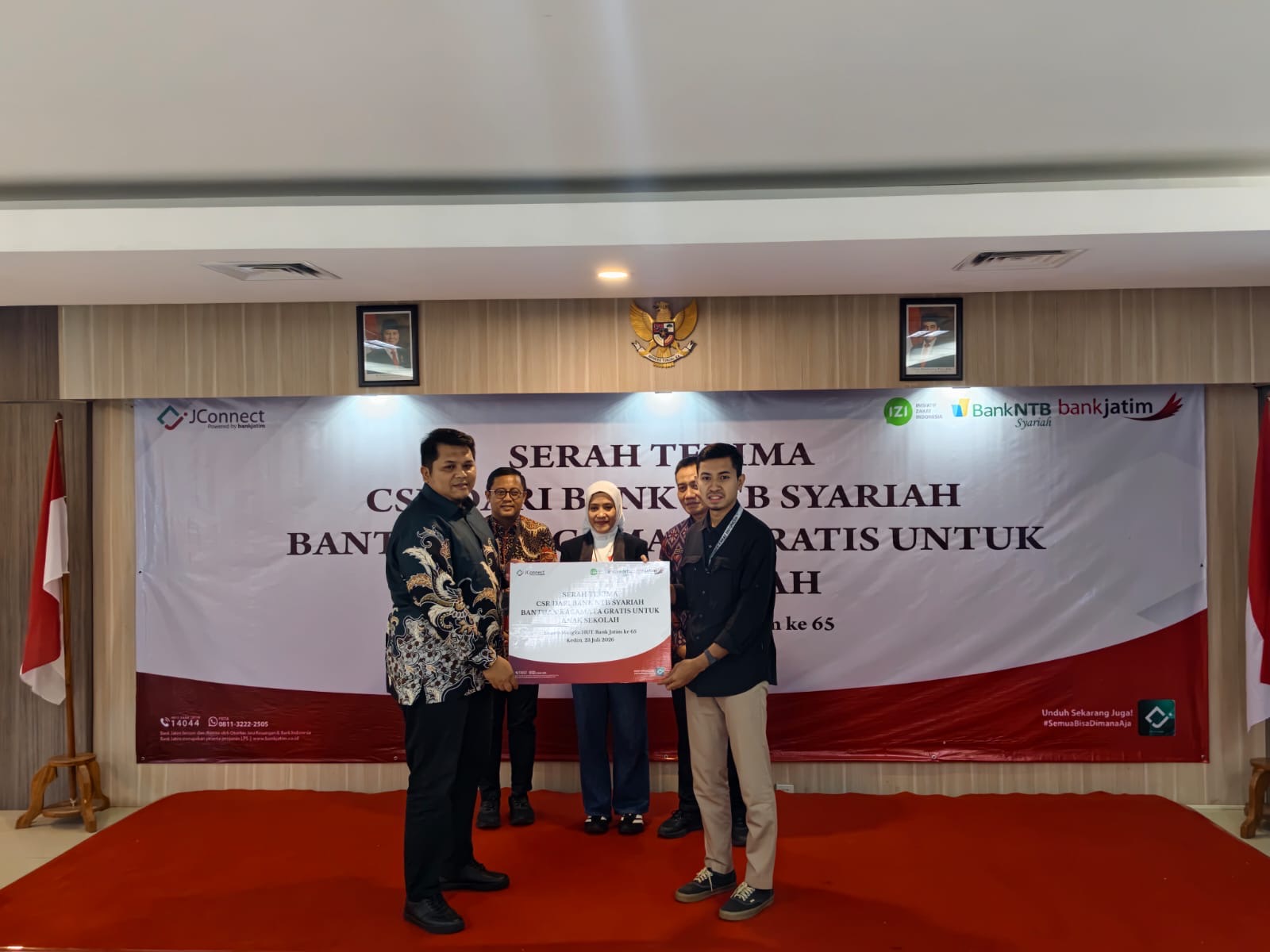 Bank NTB Syariah dan Bank Jatim Salurkan 220 Kacamata Gratis untuk Pelajar di 16 Kabupaten/Kota Jatim