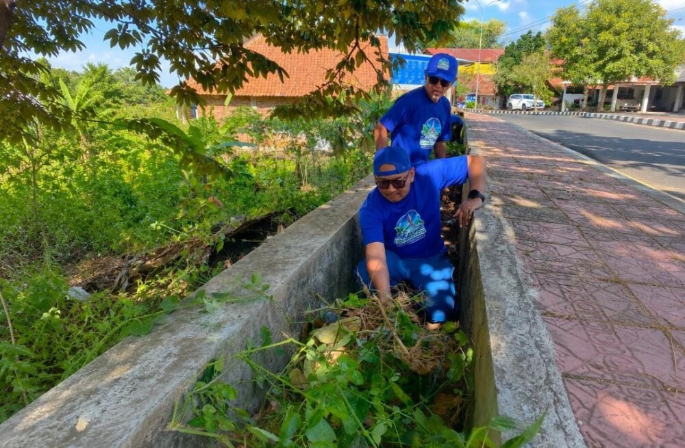 Kader Demokrat Kuningan Turun Bersihkan Selokan dan Jalan di Soekarno Hatta Jelang HUT ke-25 Partai