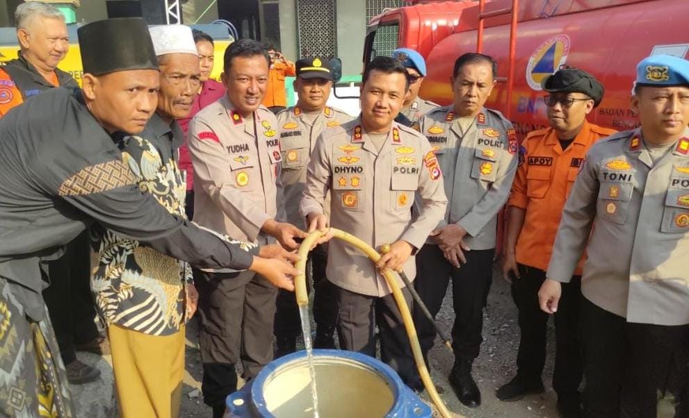 Polres Pandeglang Kirim 15 Ribu Liter Air Bersih ke Kampung Cisampih, Warga Antre Bawa Jerigen dan Ember
