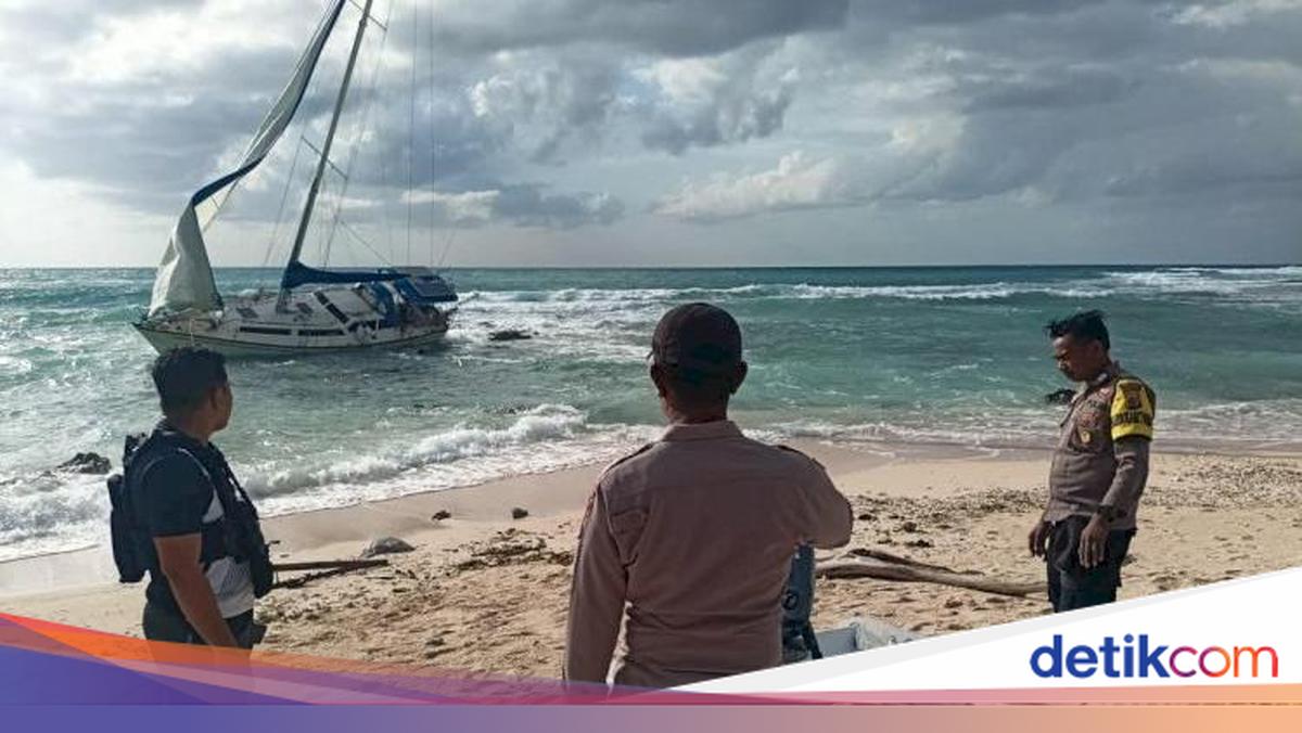 Kapal Yacht Australia Tanpa Awak Terdampar di Pantai Rote Ndao, Polisi Temukan Dokumen Jual Beli di Dalamnya
