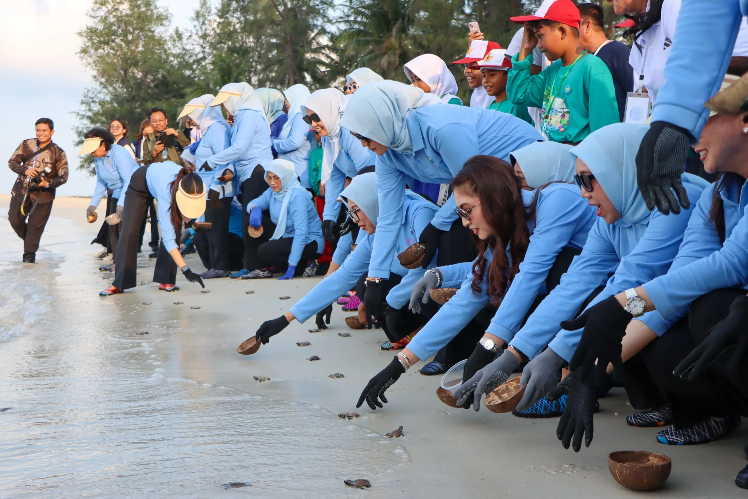 Istri Wapres Selvi Pimpin Aksi Transplantasi Karang hingga Lepas Tukik di Pantai Trikora Bintan, Bantuan Starlink untuk 6 Sekolah