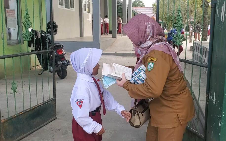 Antisipasi Kabut Asap Karhutla, Dinkes Kotim Bagikan 15 Ribu Masker ke Warga Sampit dan Edukasi Cegah ISPA